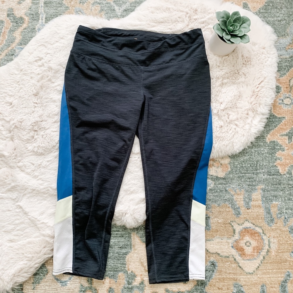 Tangerine Gray & Blue 3/4 Length Athletic Leggings- Size Medium